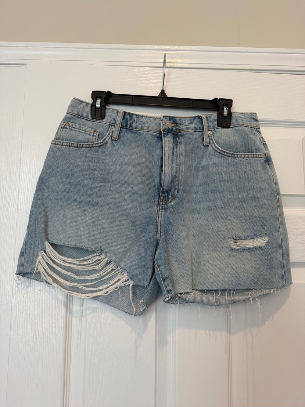 NWT Forever 21 Premium Light Wash Distressed Boyfriend Shorts 30